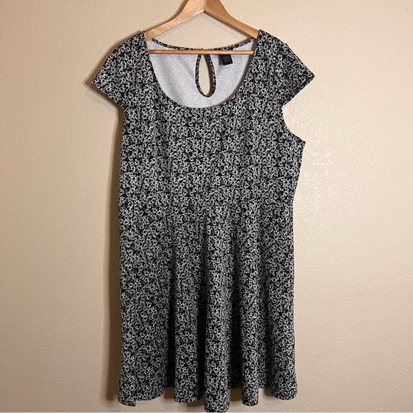 Hot Topic Dresses & Skirts - Hot Topic Skater Dress Cap Sleeves Size 3X